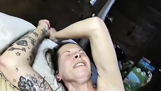 MILF mit dicken titten gefickt und ins gesicht gespritzt