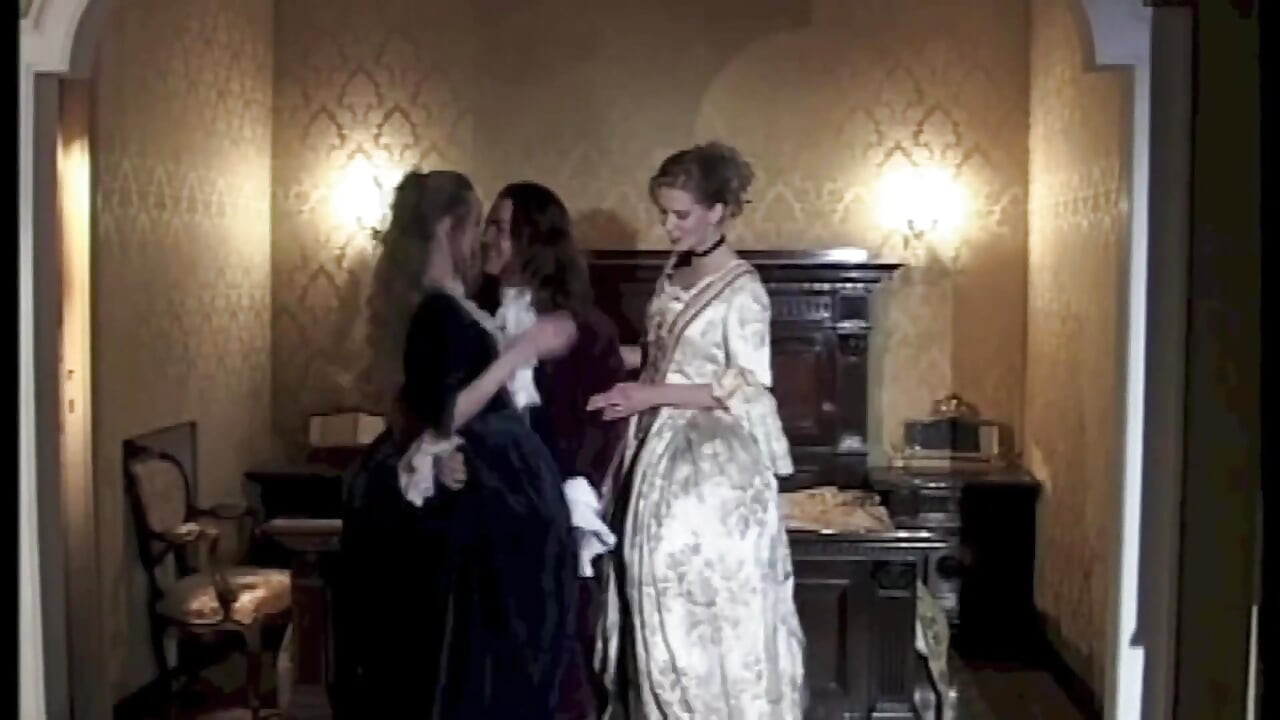 Trio torride avec 2 salopes dans la chambre de Casanova