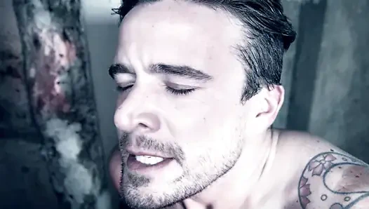 Татуированная Bbae из Франции получила большую порцию спермы на ее киску