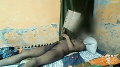 Индийский обнаженный мальчик отдыхает в его комнате летом