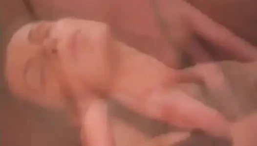 Zwei küken mit verbundenen augen können ihre hände nicht voneinander halten
