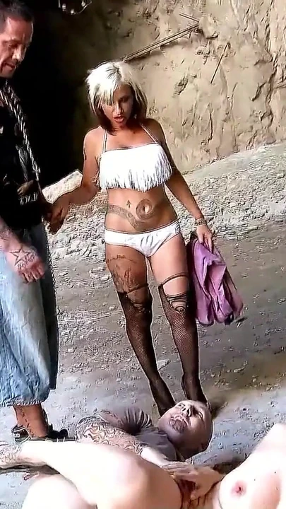 "Evli kadın plajda seks yapıyor - mürekkepli serseri kızlar Lili ve Gina sert sikiliyor" dan duygusal an