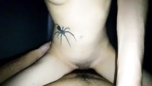 Gerçek çift tutkuyla sikişiyor, kadının sıkı vajinası çok zevk veriyor