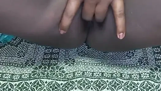 Chut me ungali daalkar chut ki pyas bujhai