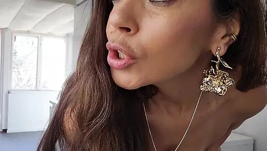 Идеальная милфа мастурбирует и получает много взрывоопасных оргазмов, когда сосед наблюдает