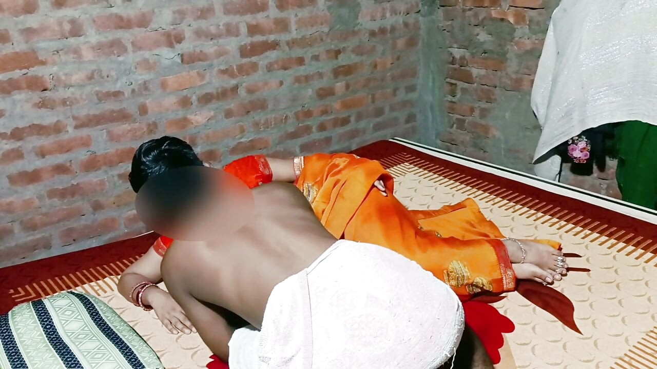 Istri india ngentot teman-temannya dengan kain sosis warna kuning