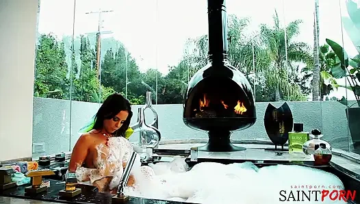 Koyu saçlı güzel brandy Aniston küvette tıraşlı amını ovuyor