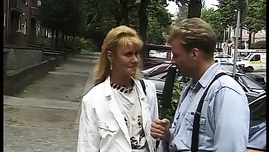 Blonde milf gibt ein interview