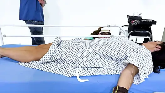 Permainan medis lateks: cewek semok latina dientot habis-habisan sampai orgasme (4k + bts)