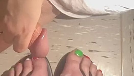 Sperma op de voeten van de vrouw in sandalen