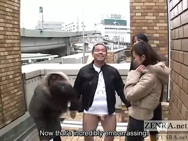 Japán nők nyilvános helyen ugratnak férfit feliratos kézimunkával