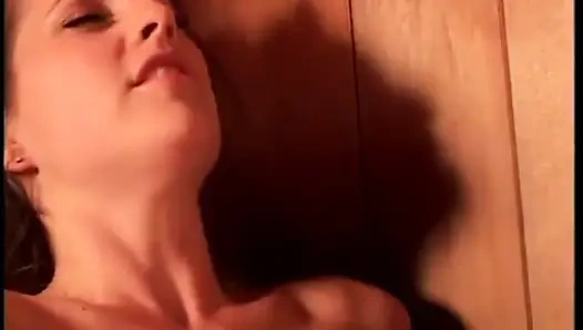 Ateşli, sıkı lezbiyen kızlar saunada çift başlı dildoyla oynuyor