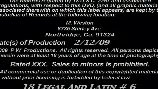 Dünne brünette sabbert auf pulsierenden schwanz während sie feuchte muschi fingert