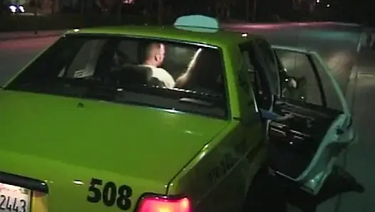 Wilde Taxifahrt mit geiler Blondine