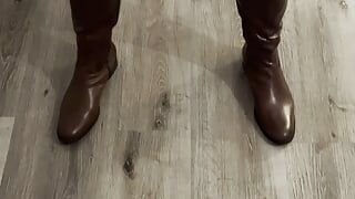 In this video, I'm wearing black nylon pantyhose and jerking off on my own high brown leather boots