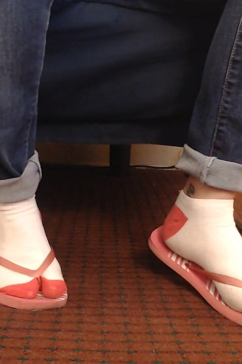 Shoeplay sandal jepit merah muda dengan kaus kaki