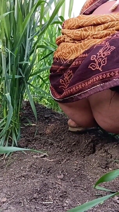 Desi 18-year-old young, married beautiful sister puts her finger in her pussy in the field and gets her brother to fuck her buttocks in the field | Clip 1