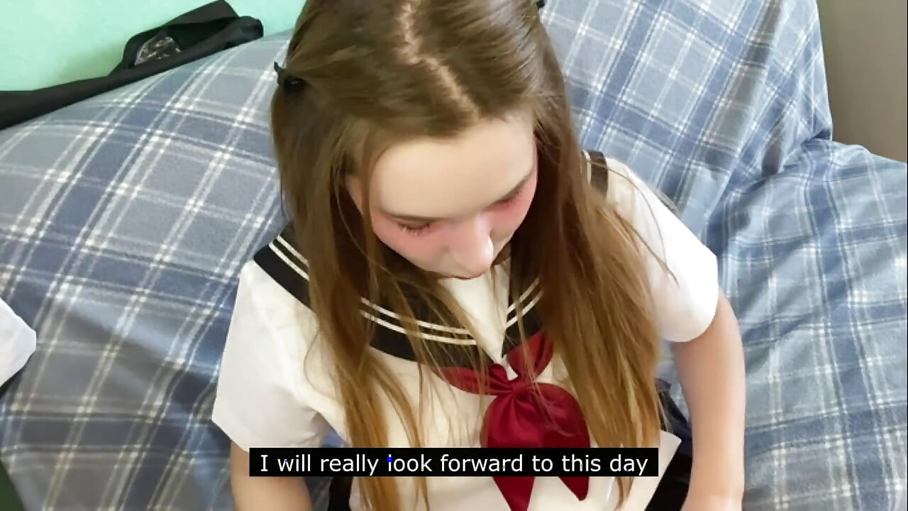 VEDERE LA PERSOANA 1 cu o fată drăguță în uniformă japoneză singură în aceeași cameră