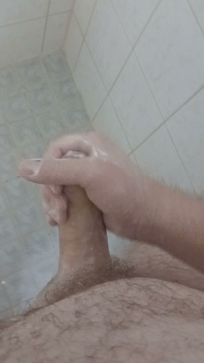 Xander masturbando o pauzão no chuveiro!