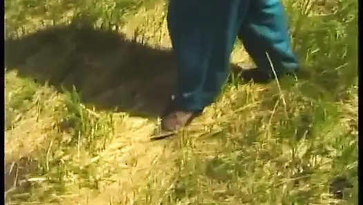 Behaarte blonde reife haben eine schöne zeit im freien