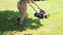 彼は戻ってひもビキニ姿で草刈りをしている妻を見つけた。彼女のお尻と太ももは一歩ごとに揺れる
