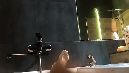 Азиатские ступни и киска в ванной