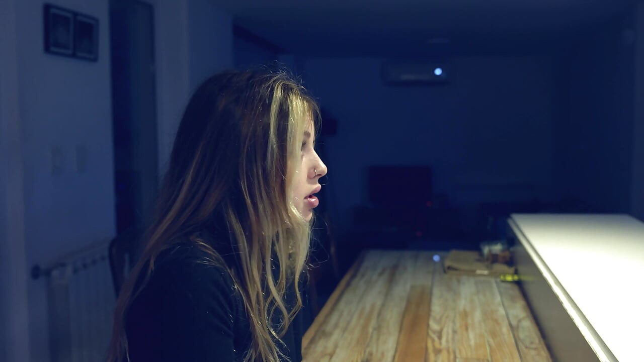 De vriendin van mijn vrouw gaf me een pijpbeurt onder de tafel.