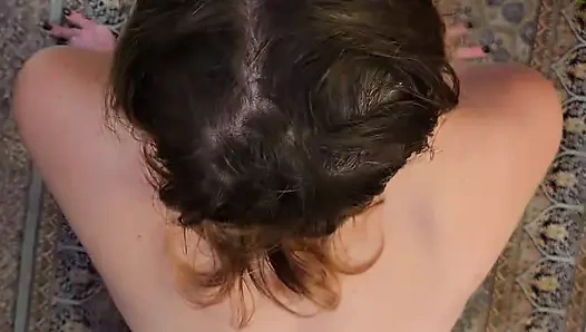 Strebsame milf lutscht schwanz auf den knien