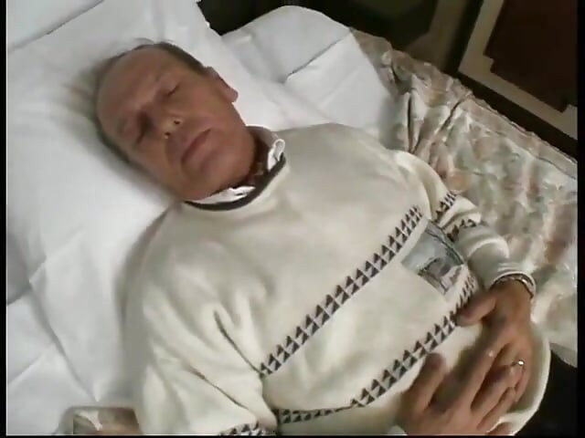 A fiatal szépség elérhetővé válik az öreg geezer számára