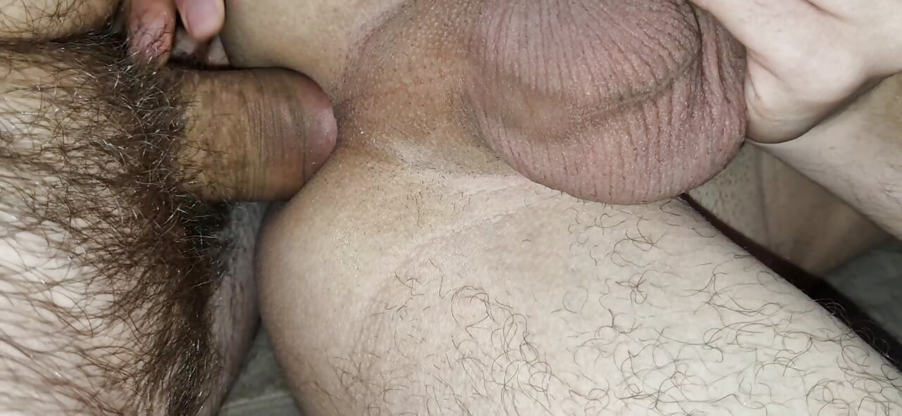 ¡La mariquita lechosa Femboy come semen con su estrecho y suave culo de papi!