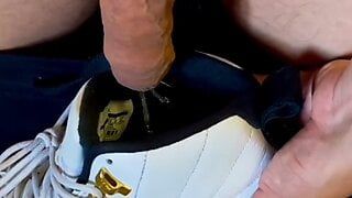 Pis in sneakers van Air Jordan