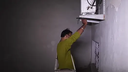 Elektrikçi ateşli kızı sikiyor