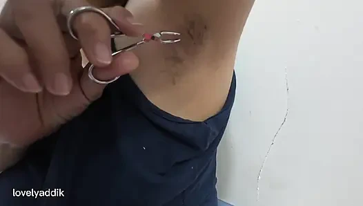 Melepas rambutku di ketiakku