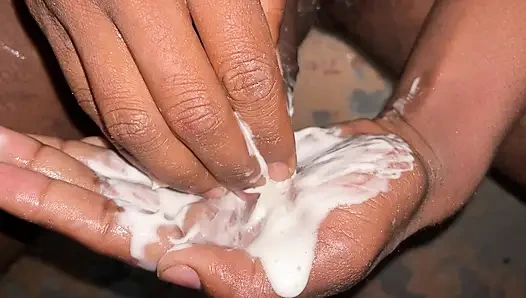 18-jähriger typ nicht zufrieden mit masturbieren. Er will viele enge muschi. Zum ficken