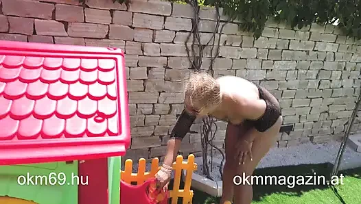 Вики Вильфинг в Хорватии: она принимает душ и играет.