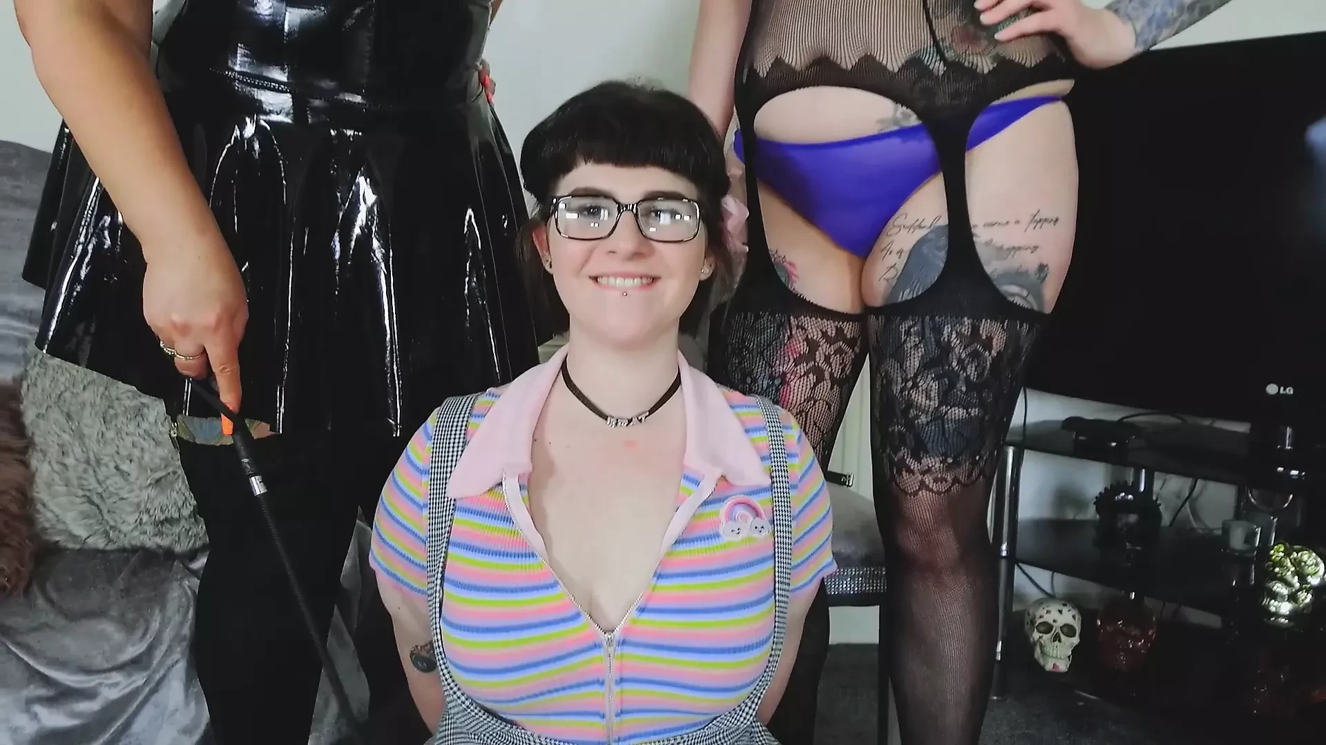 Inara Stark și Mia, mamă sexy, disciplinează o curvă supusă