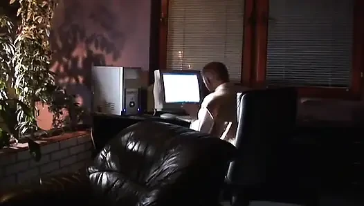 Güzel hatun sert anal sikişten sonra döl yiyor