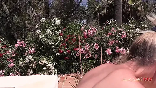 Treffen der heißen reifen MILF Maggie Moon am Hotelpool