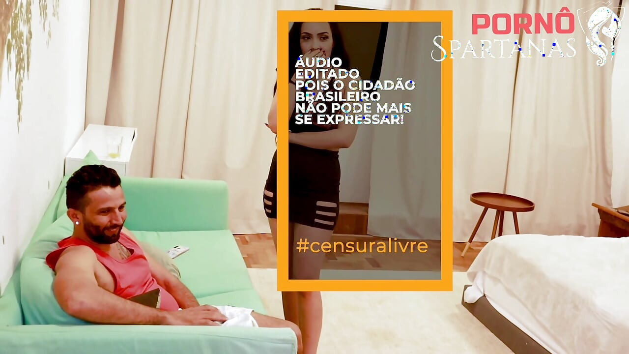 Mica curvă este fiica vitregă obraznică a unui conservator