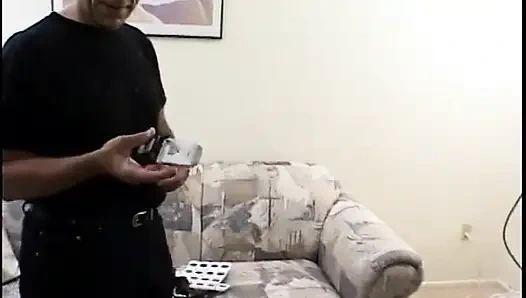 Güzel memeli latin hatun kanepede iki yarakla amını siktiriyor