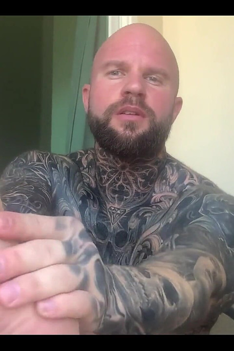 爸爸终于完成了他所有的纹身，在过去的40天里