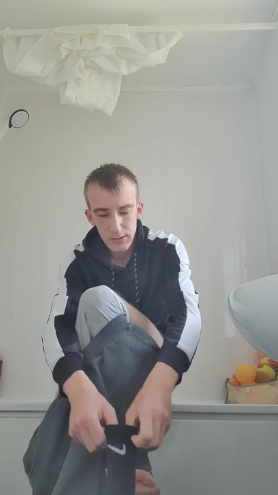 Wanita kurus dapat sudut pandangan dekat dari bilik mandi | Klip 3