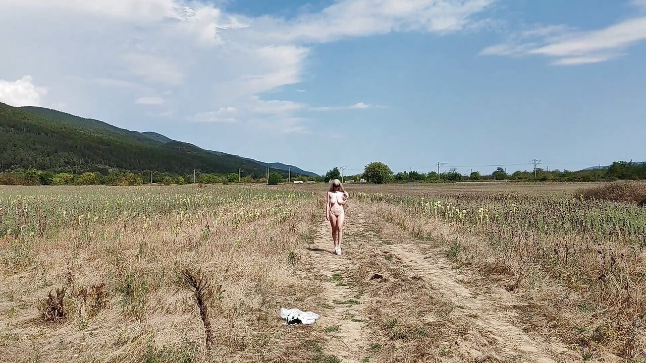 Robinja Tih se svlači na seoskoj cesti