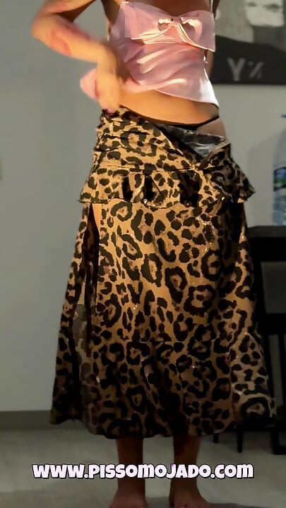 Reto Omorashi de aguantar la orina: Probando outfits con la vejiga llena hasta mearme y orinar en el suelo