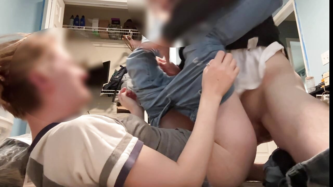 Cogiéndola en el piso