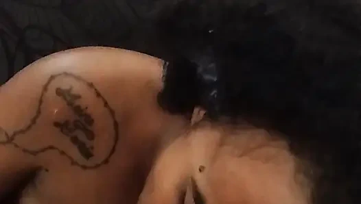 Schüchternes junges mädchen lutscht heiß