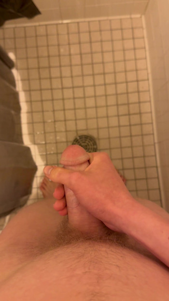 为了好玩在淋浴间里撸管