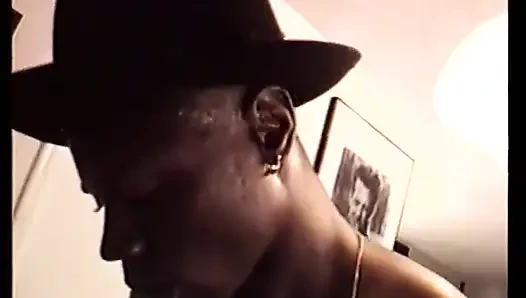 Грудастая White Star в сексуальном нижнем белье обожает любовников массивный черный член