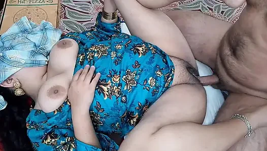 Дези Бхабхи пригласила его к себе домой, чтобы поедать пиццу и застукала его член