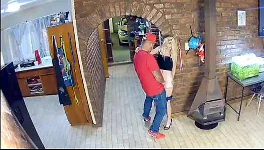Kocamı sarışınla aldatırken yakaladım